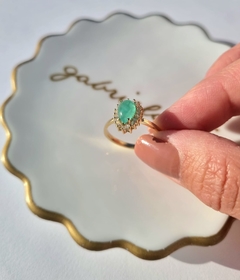 Anel de esmeralda, diamantes em ouro. na internet