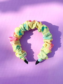 Tiara Scrunchie Tie Dye na internet