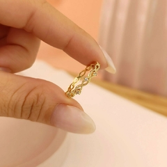 Anillo esmerilado Dorado con Piedritas Blancas