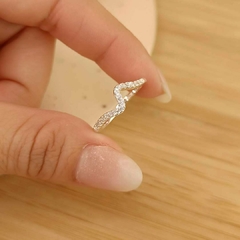 Anillo Ondas con Piedritas Blancas