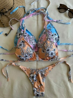 Conjunto Bikini “Flores Estampadas” Tasa Desmontable y Cola Less en V p/Atar - comprar online