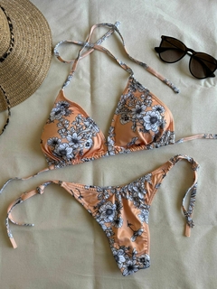 Conjunto Bikini “Flores Estampadas” Tasa Desmontable y Cola Less en V p/Atar