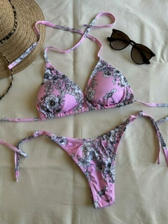 Conjunto Bikini “Flores Estampadas” Tasa Desmontable y Cola Less en V p/Atar