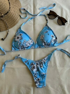 Conjunto Bikini “Flores Estampadas” Tasa Desmontable y Cola Less en V p/Atar