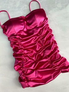 VESTIDO FUCSIA CON PUSH UP Y FRUNCE en internet