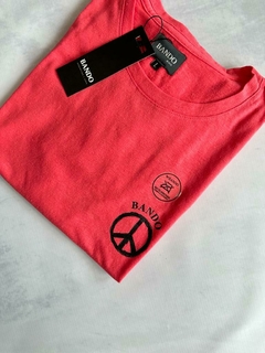 REMERA BANDO OVERSIZE ESTAMPA EN ESPALDA