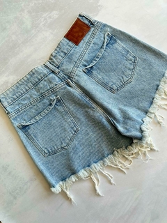 SHORT JEANS OSAINA CON RECORTE EN BOLSILLO - comprar online