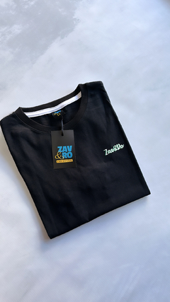 REMERA ZAV&RO CON ESTAMPA EN LA ESPALDA