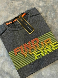 REMERA TAVERNITI ENERGY FIND YOUR FIRE - comprar online