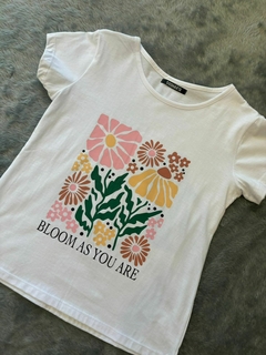 REMERA SIDDHARTA BLOOM - comprar online