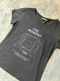 REMERA NEGRA SIDDHARTA THE MOMENT