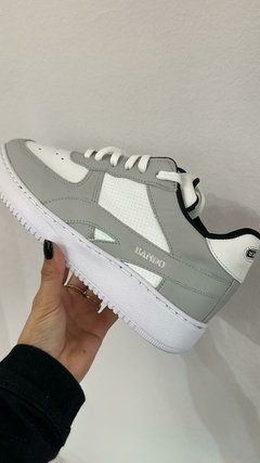 ZAPATILLA BLANCA C/ GRIS CUERO BANDO