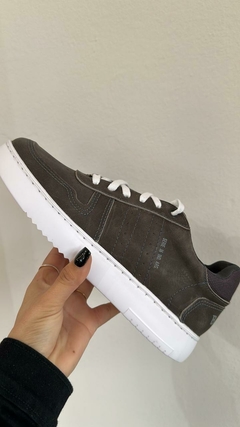 ZAPATILLA GRIS CUERO BANDO