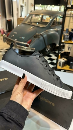 ZAPATILLA NEGRA CUERO RAIDERS en internet