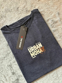 REMERA URBAN MOHA CON ESTAMPA EN LA ESPALDA