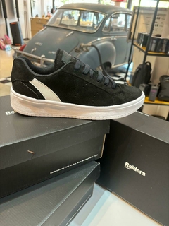 ZAPATILLA RAIDERS GAMUZADA NEGRA Y BLANCA