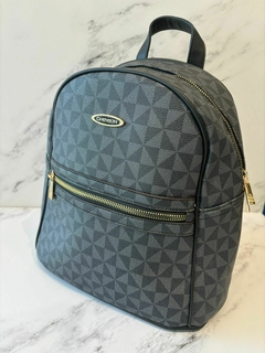 MOCHILA DISEÑO MONOGRAMA GRIS - comprar online