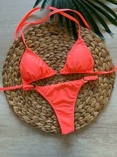 BIKINI TRIANGULO C/ ARGOLLA CDENTRAL Y LESS REGULABLE SALMON FLUO