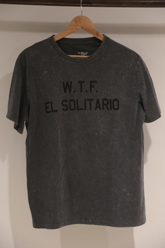 Remera W.T.F Gris con Negro