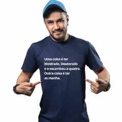 Camiseta Masculina (Uma coisa é ter Mestrado, outra coisa é ter as manha)