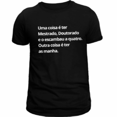 Camiseta Masculina (Uma coisa é ter Mestrado, outra coisa é ter as manha) - Store Rios