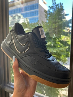 Nike air force negras suela marron online