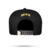 Boné snapback preto com logotipo bordado em dourado.