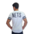 Homem, camiseta branca com detalhes do Brooklyn Nets e shorts preto