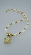 Collar de perla con virgen blanca