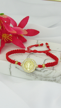 Pulsera san Benito piedras en rojo en internet