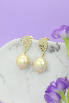 Aretes con perla beige