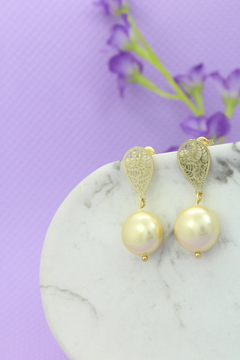 Aretes con perla beige en internet