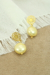 Aretes con perla beige