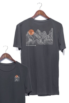 T-shirt Mountains - loja online
