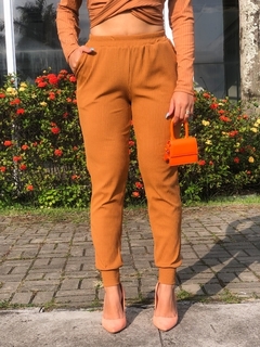 Calça Canelada Com Elástico No Cós e Bolso Caramelo - comprar online