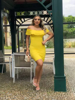 Vestido Curto Canelado Babado em Cima Amarelo na internet