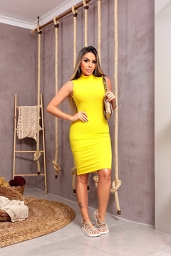 Vestido Midi Canelado Gola Alta Sem Manga Amarelo na internet