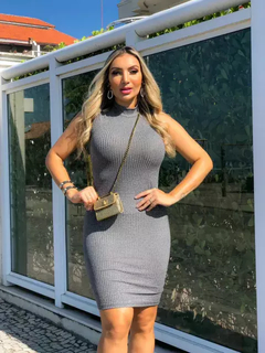 Vestido Midi Canelado Gola Alta Sem Manga Cinza na internet