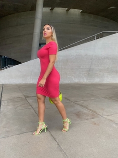 Vestido Curto Canelado Ombro a Ombro Com Manguinha Goiaba na internet