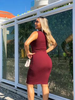 Vestido Midi Canelado Gola Alta Sem Manga Marsala na internet