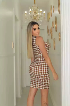 Vestido Midi Canelado Gola Alta Sem Manga Branco Com Caramelo na internet