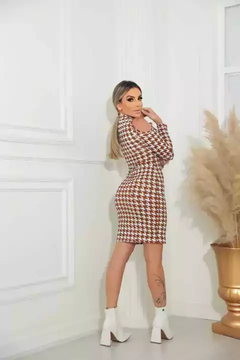 Vestido Curto Decote Gota Manga Longa Ombro Vazado Pied De Poule Branco Com Caramelo - Ímpeto Modas