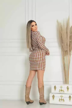 Imagem do Vestido Midi Gola Alta Manga Longa Pied De Poule Branco Com Caramelo