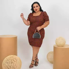 Vestido Midi Canelado Manga Bufante Plus Size Pied De Poule Preto Com Terracota - Ímpeto Modas