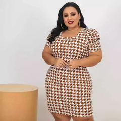 Vestido Midi Canelado Manga Bufante Plus Size Pied De Poule Branco Com Caramelo - comprar online