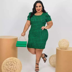 Vestido Midi Canelado Manga Bufante Plus Size Pied De Poule Preto Com Verde Esmeralda na internet