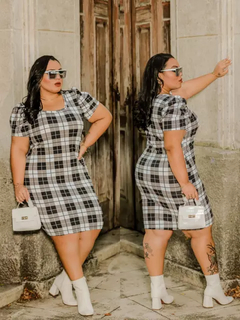 Vestido Midi Canelado Manga Bufante Plus Size Xadrez Cinza Com Branco