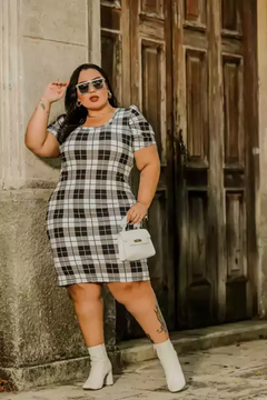 Vestido Midi Canelado Manga Bufante Plus Size Xadrez Cinza Com Branco - comprar online