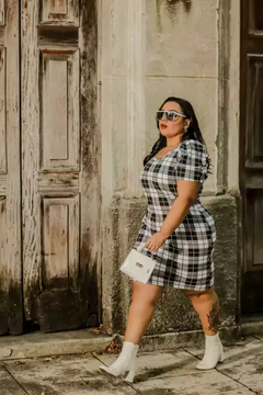 Vestido Midi Canelado Manga Bufante Plus Size Xadrez Cinza Com Branco - Ímpeto Modas