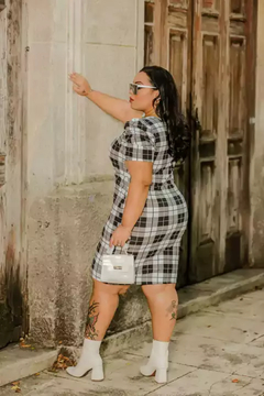 Vestido Midi Canelado Manga Bufante Plus Size Xadrez Cinza Com Branco - loja online